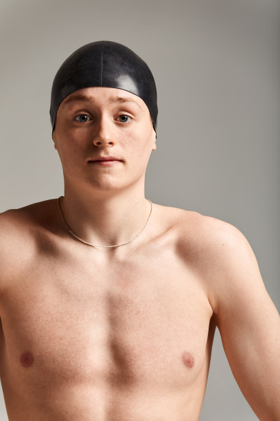 一名游泳运动员戴着帽子和面具的肖像，半身肖像，年轻的游泳运动员戴着游泳帽和面具，空间副本，灰色背景图片下载