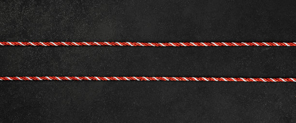 黑色背景上的一排红线。圣诞包裹。绳子的圣诞节。图片下载