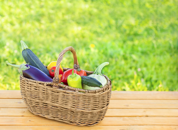 户外木制的蔬菜篮子图片下载