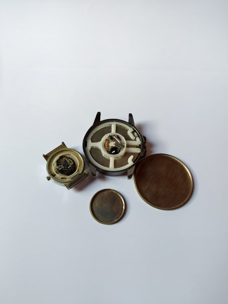 白色背景上有个坏掉的发条装置图片下载