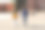 年轻的女性和她的女儿背着背包走下大广场图片下载