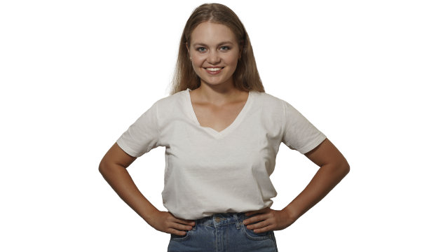 快乐的年轻微笑的金发女人摆姿势手放在她的臀部。穿着白色t恤的女人被隔离在白色的背景上。图片下载