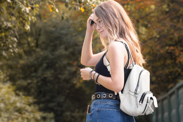 人们在秋天图片下载