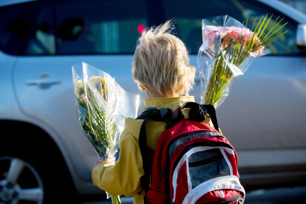 快乐的孩子，早上去上学，第一天，为老师送上一束关怀的鲜花图片下载