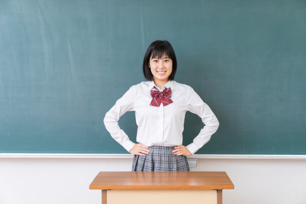 年轻的亚洲女学生，黑板图片下载