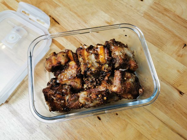 盒子里的烤猪排图片下载