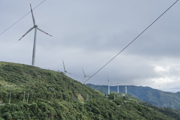 厄瓜多尔洛亚的现代发电风车的宽照片图片下载