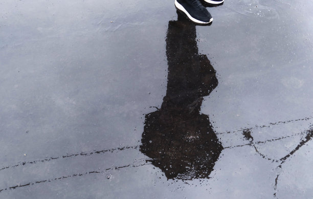 莫斯科街道的水倒影在潮湿的沥青路图片下载