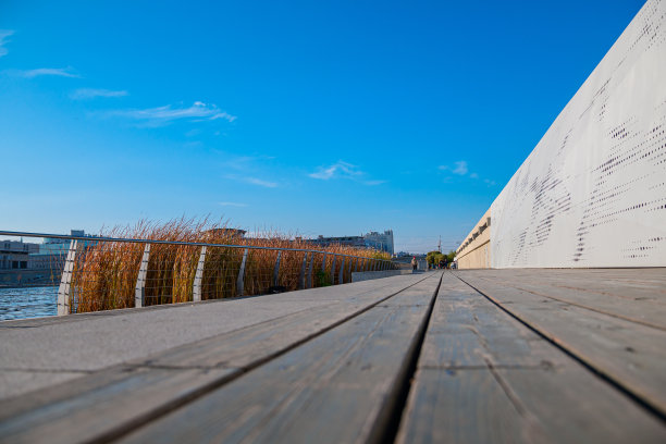 路堤的木地板和围栏图片下载