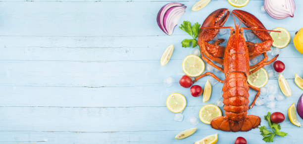 海鲜盛宴柠檬和冰上的新鲜波士顿龙虾图片下载