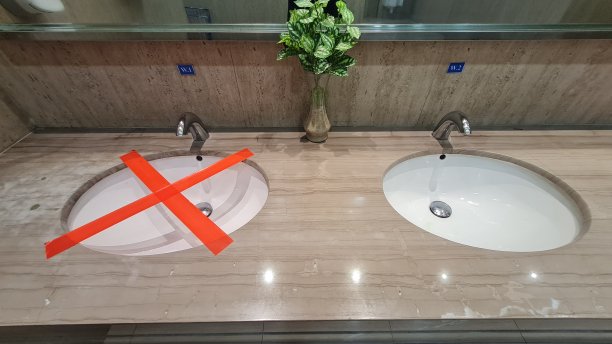 公共厕所保持社交距离的警告标志图片下载