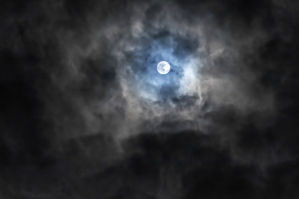 云间圆月图片下载