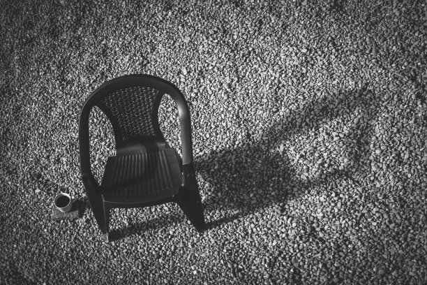 花园椅和一杯咖啡图片下载