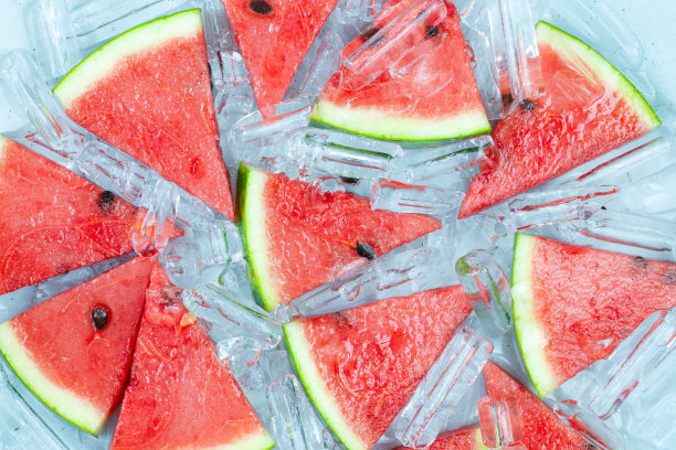 西瓜和冰，西瓜切片在市场上图片下载