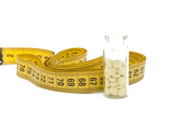 黄色卷尺在白色卷尺上测量图片下载