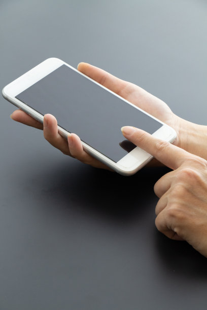 手持手机，黑色背景图片下载