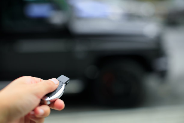 手拿车钥匙少走图片下载