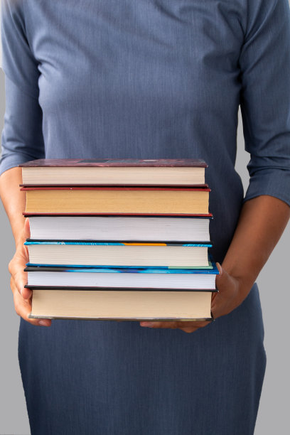 一个女人手里拿着一堆书图片下载
