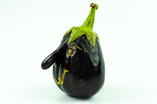 白色背景上有人脸的茄子图片下载