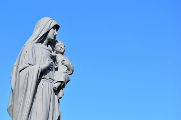 泰国天主教教堂里圣母玛利亚与耶稣的雕像。有选择性的重点。图片下载
