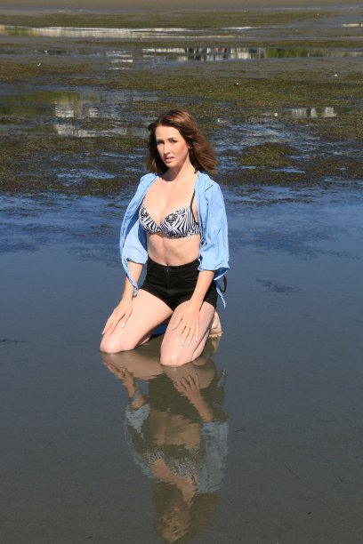 跪在沙滩上图片下载