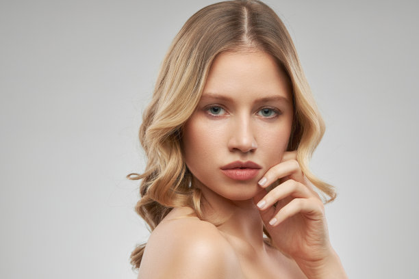 漂亮的女士与清晰的皮肤摆姿势没有化妆。图片下载