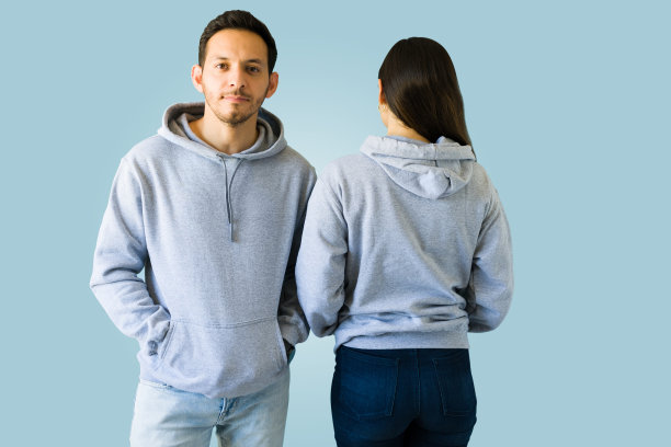 一对夫妇展示他们连帽衫的印花设计图片下载