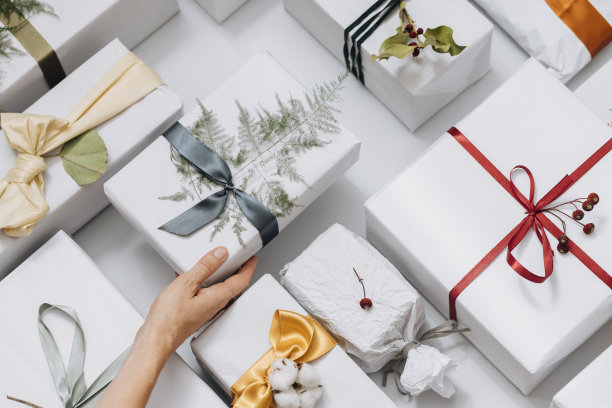 圣诞主题:女性手拿圣诞礼物特写照片图片下载