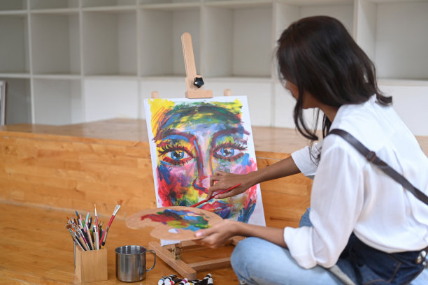 创意女艺术家在艺术工作室画画。图片下载