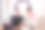 年轻男子坐在现代浴缸旁，把笔记本电脑放在膝盖上，和美女一起听音乐。男孩把耳机递给了泡在白色泡沫浴缸里的女孩。相爱的夫妻一起欢笑图片下载