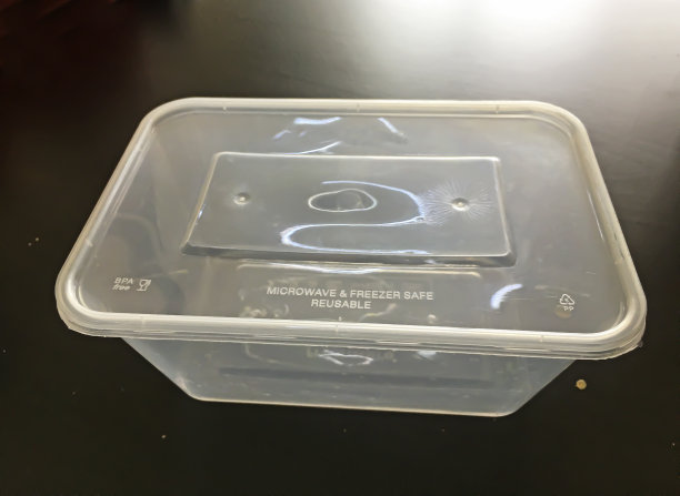 一个由塑料材料制成的吃的地方，非常实用，可以储存任何食物，可以带到任何地方图片下载