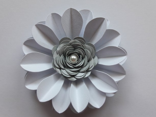 白色和银色手工纸花与珍珠在白色背景，极端特写，俯视图照片图片下载