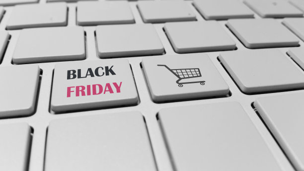 黑色星期五销售概念-键盘与黑色星期五和购物车。图片下载