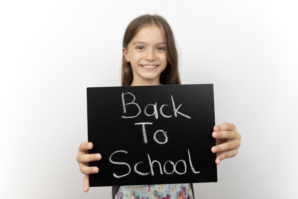 回到学校的概念，快乐微笑的女学生。教育理念，横幅，海报。图片下载