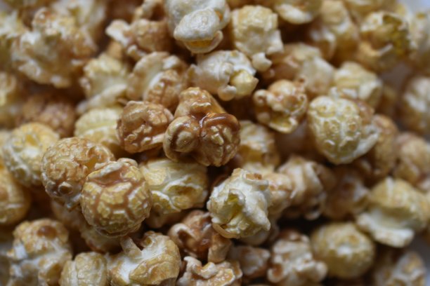 爆米花上覆盖着糖霜和糖焦糖图片下载