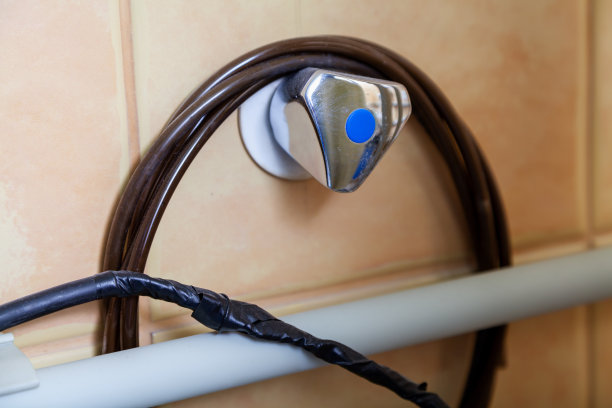 水龙头的金属阀出墙图片下载