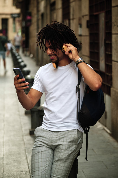 一个留着雷鬼辫的黑人男人的肖像——生活方式的概念图片下载