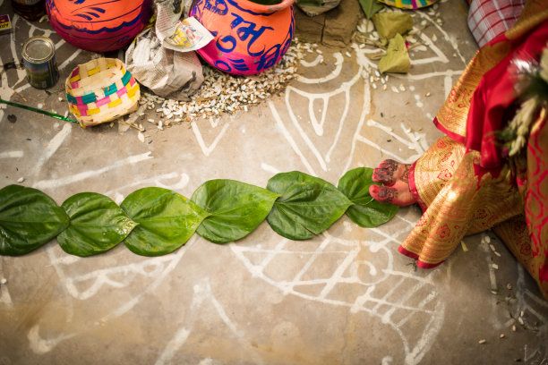 孟加拉婚礼仪式saptapadi gomon在槟榔叶上新娘的脚和槟榔叶特写照片俯视图图片下载