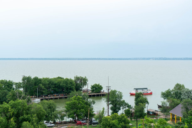 海湾岸边的一个古老的堡垒。宏伟的石墙，美丽的拱形拱顶，弹孔窗。乌克兰。别——Dnestrovsky。图片下载