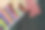 学校用的一套彩色蜡笔。他们躺在松木板上的盒子里。附近秋天的枫叶。图片下载