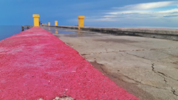 步行桥，欣赏海景。图片下载