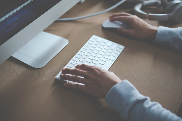 从事电脑工作的年轻人。图片下载