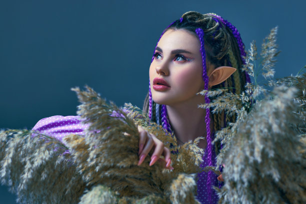 年轻美丽的女精灵在镜头前摆姿势图片下载