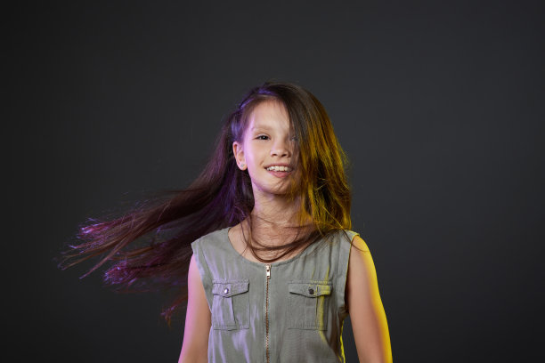 长头发的可爱微笑的小女孩图片下载