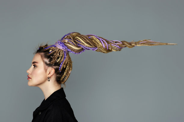 留着长发绺的白人年轻女子图片下载