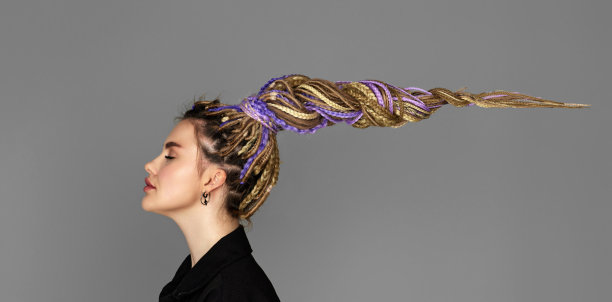 白人年轻女子，留着非洲式长发绺图片下载