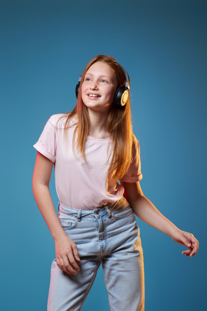 三个小女孩一起站在蓝色背景下图片下载