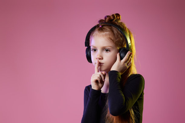 戴着墨镜和耳机的小女孩在听音乐图片下载