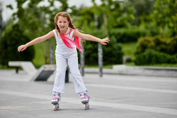 可爱的小女孩穿着旱冰鞋图片下载