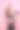 穿着运动服的女人手里拿着一瓶水和健身垫图片下载